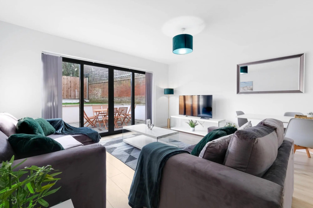 Modern 4 Bedroom House 03 With Parking in Farnham