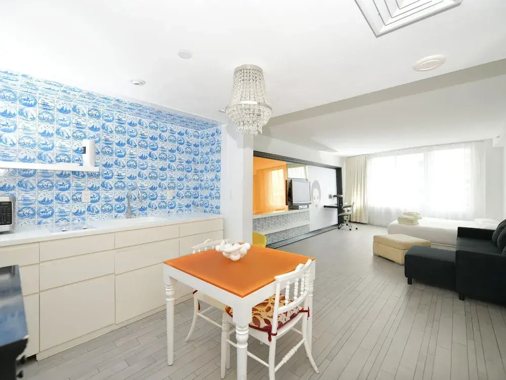 Suite 2 Rooms In a 5 Hotel #404. 2 Queen & King