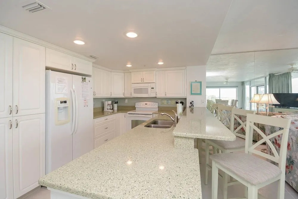 OC104 - Ocean Condo by RedAwning