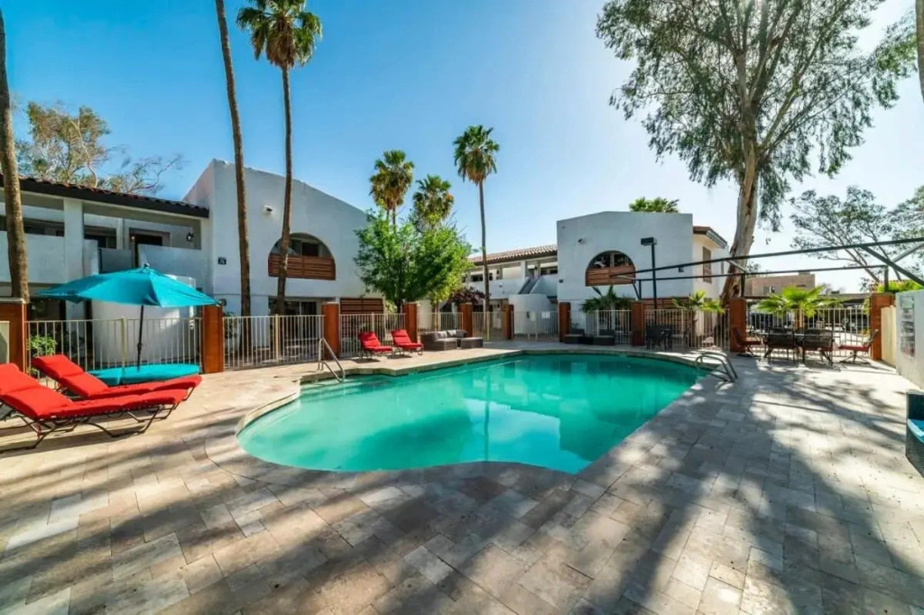 33 Avenida Pool View Studio new to market Avenida king bed ds