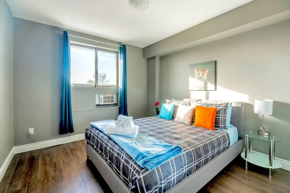 1BR Apt w Netflix Balcony - Near DT Hamilton