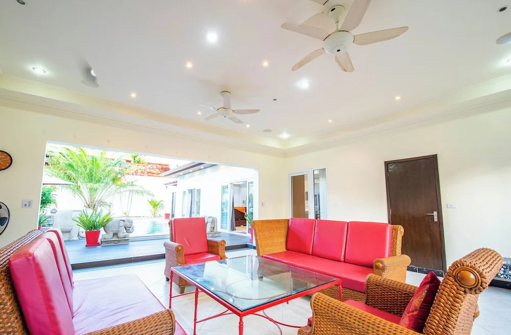 Seaside Villa 3 Pools, 2 mins walk to beach