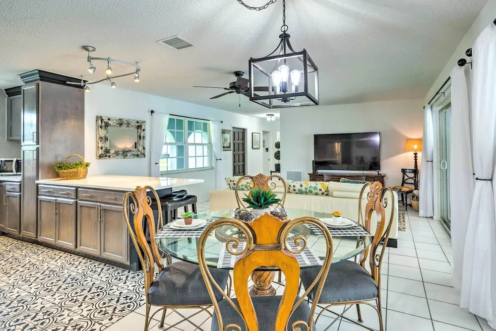 'tropical Landing' Stuart Home w/ Pool + Grill!