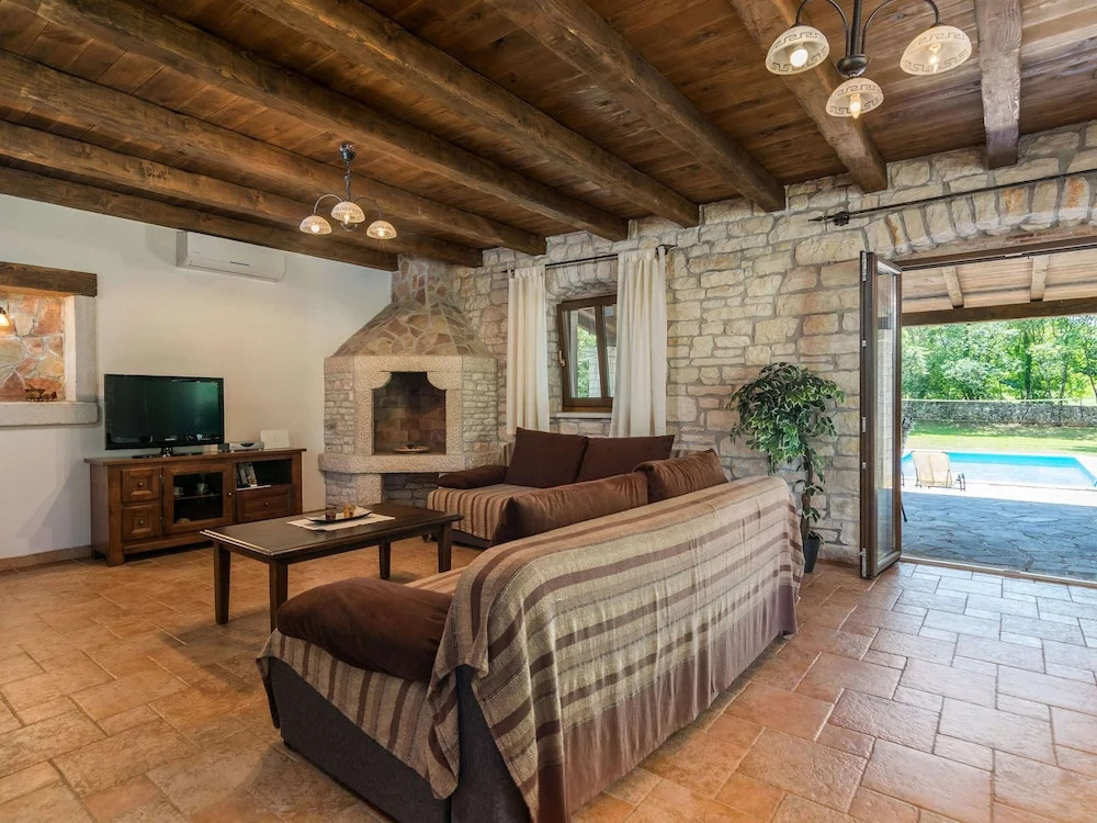 Spacious Villa in Tinjan With Pool
