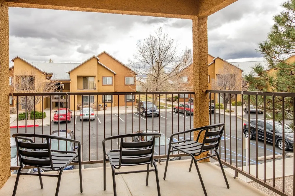 Eastside 1 & 2 BR Apts with balcony by Frontdesk