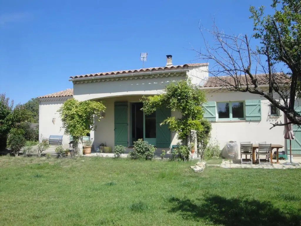 nice home rental in the hearth of the village mouriès, in the natural park of the alpilles