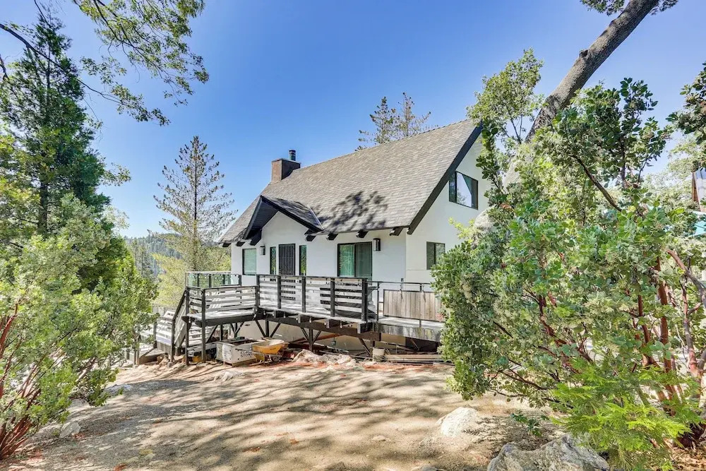 Lake Arrowhead Cabin w/ Hot Tub & Mountain Views!