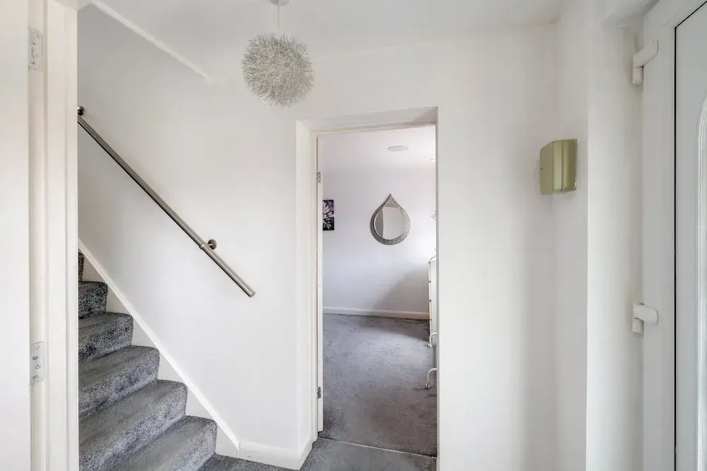 Elegant 5 Bed Home with Garden- Slough