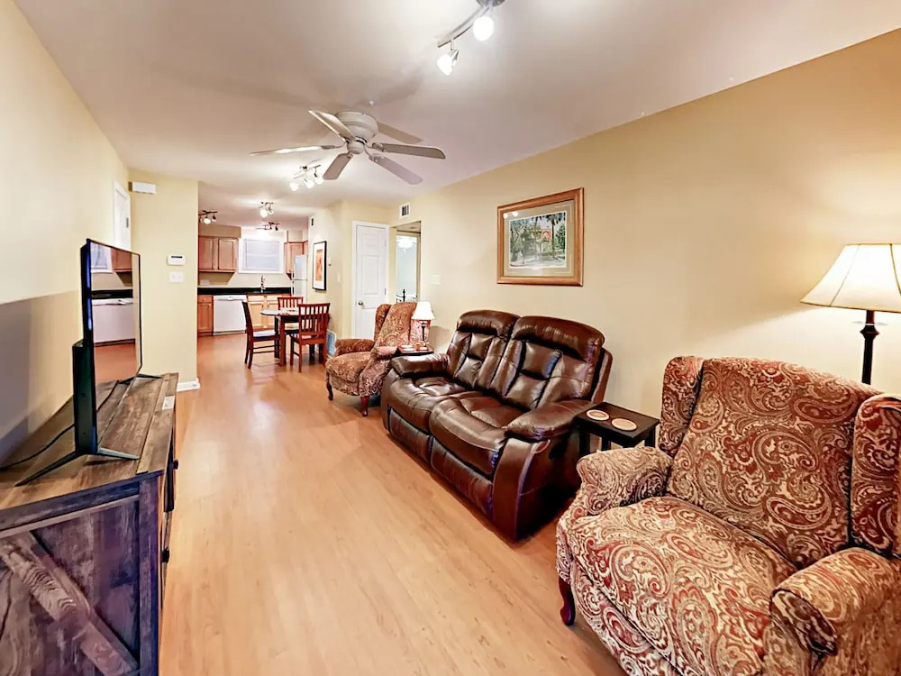 Charming Unit D - 2 Br Duplex