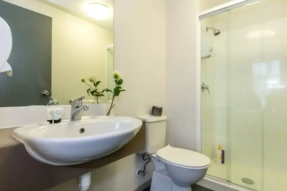 Light Filled Modern 1 Bedroom Apartment