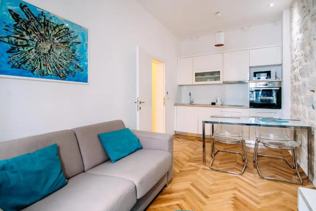 AMOROZO APARTMENTS by DuHomes
