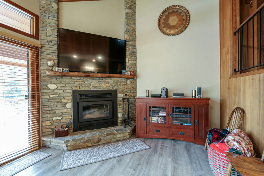 Woodlands #33 Condo
