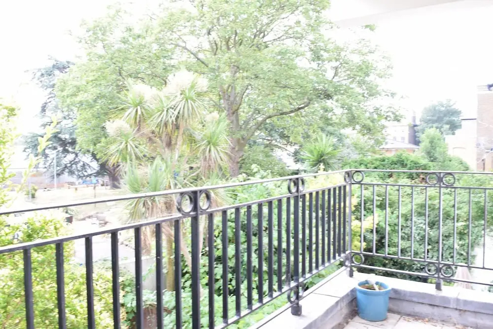 Modern 2 Bedroom Apartment With Views of Clapham Common
