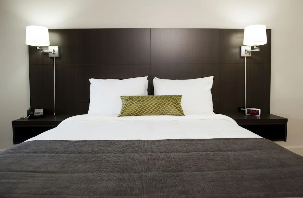 V Hotel & Suites