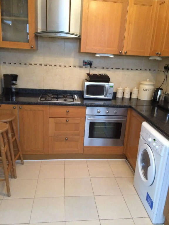 Wimbledon Town Centre Garden Apartment with private parking - Sleeps 5