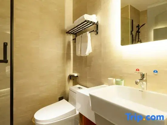 Shanghai City Light Luxury Hotel (Fudan Affiliated Pediatric Hospital Hongxin Road Subway Station)