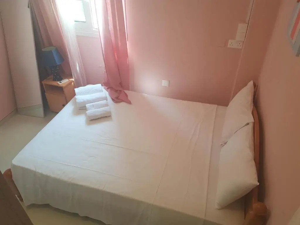 2 bedroom ground floor apt, 5 minutes walk from the beach