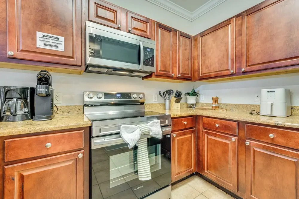 10 Mi to Disney World: Modern Condo w/ Resort Pool
