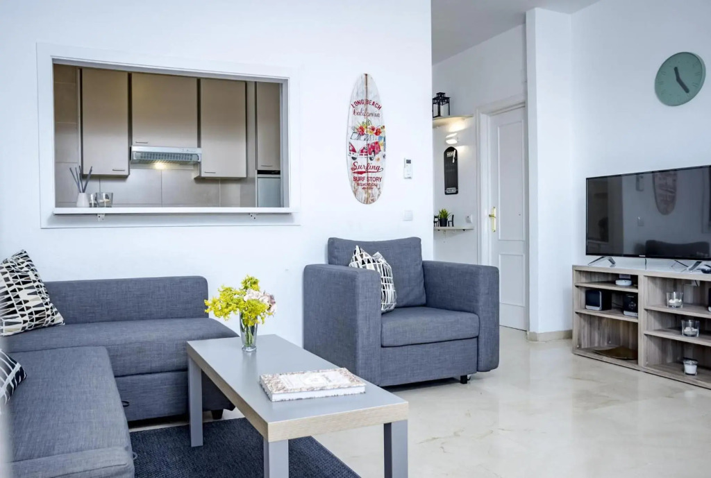 LL- Cozy apartment just next to the beach