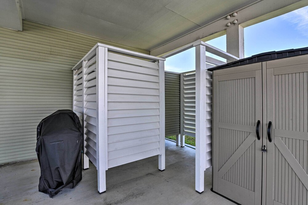 Walk to Galveston Beach: Coastal Escape w/ Yard