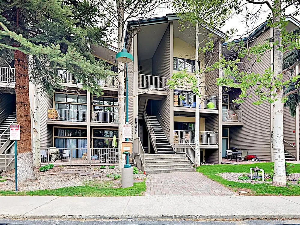 New Listing! Chic Getaway: Pool, Adjacent To Lake 3 Bedroom Condo