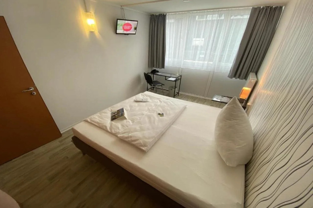 Отель BeeVillage Messehotel Hannover-Laatzen