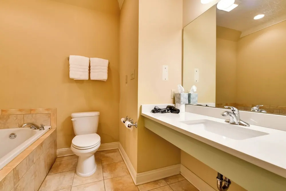 Springfield Studio Rental w/ Golf Course View!