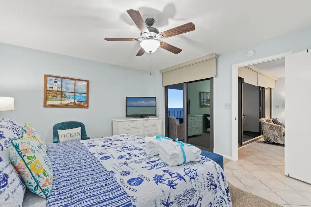 Beachfront Bliss! 2BR 2BA Stunning Views! Sleeps 8! Beach Chair Service!