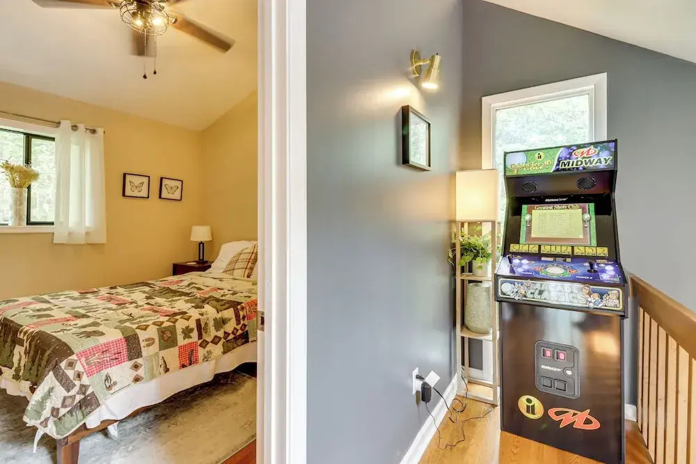 Hot Tub, Fire Pit & Barrel Sauna: Poconos Abode