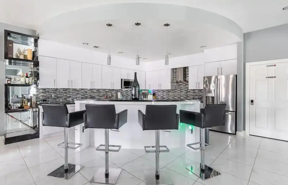 IAH SPHERIC Mini-mansion