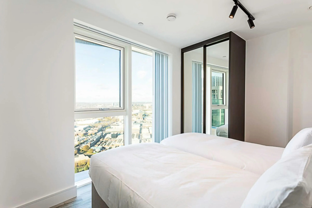 Beautiful 2 Bed Icon Tower Flat 5