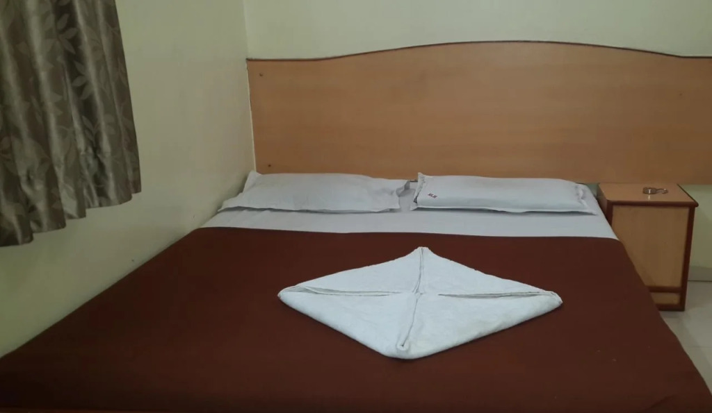 Hotel Laxmibai Palace- Only 300 meter from Sai Baba Temple