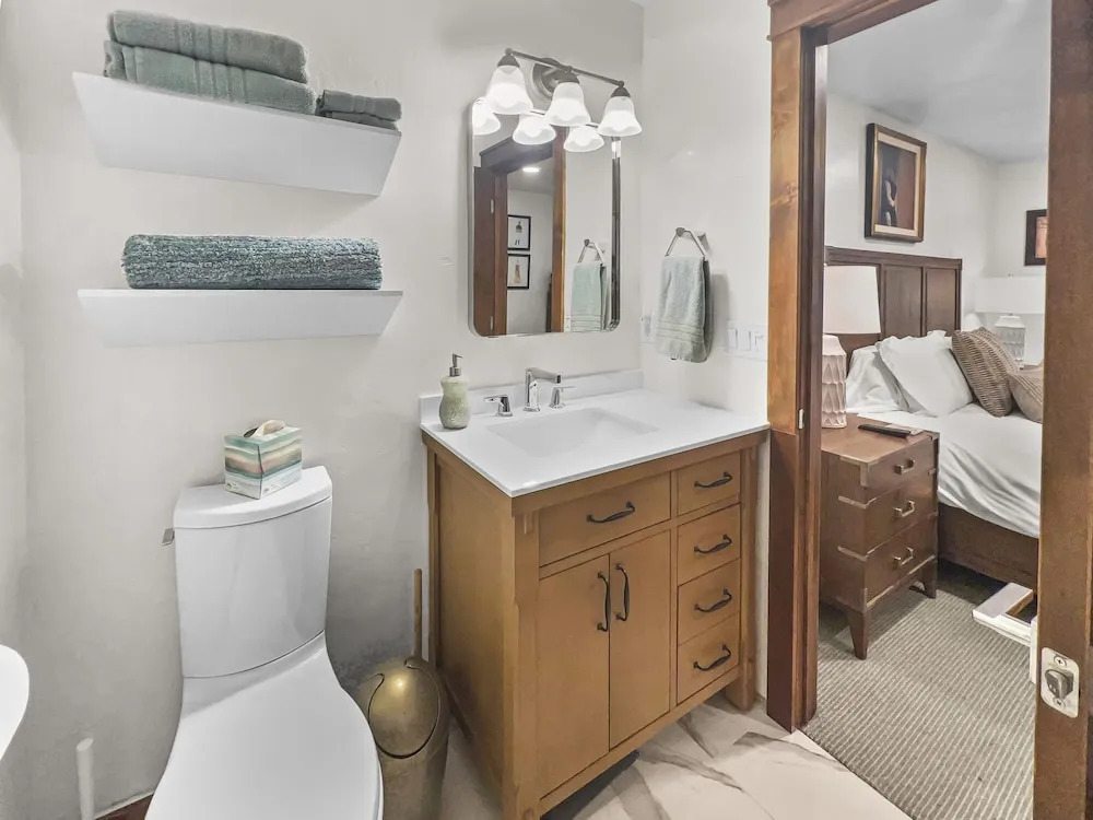 136 Top Of Main! Secret Daly Hideaway W/ Hot Tub! Walk To Main Street! 4 Bedroom Home by RedAwning