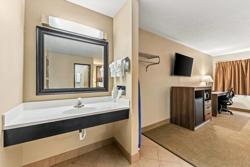 Super 8 by Wyndham Elgin