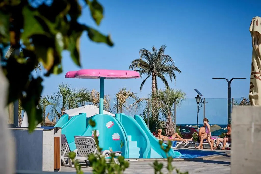 Beachfront 1BR apartment- Spa n Pools