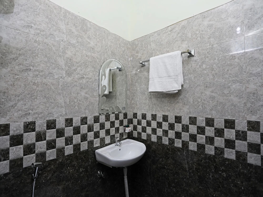 OYO 17293 Country Residency