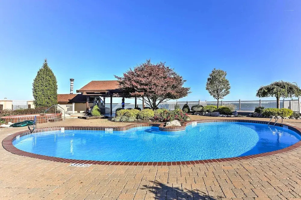 The Shores Condo w/ Beach Access < 2 Mi to Dtwn!