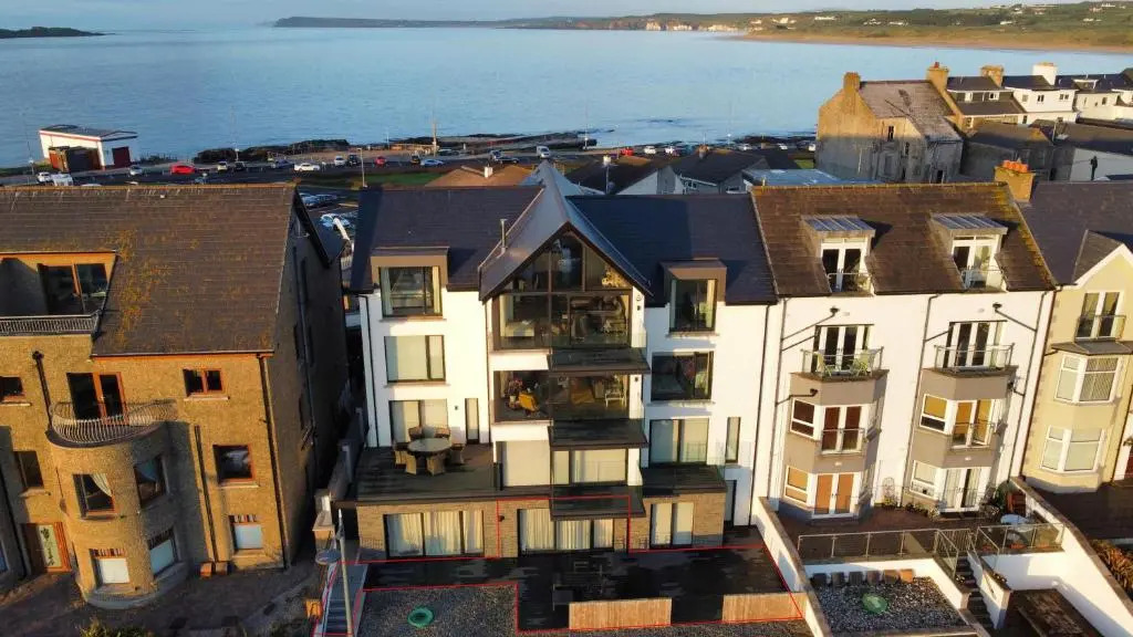 The North Cove, 20m to the Sea, Modern Apartment