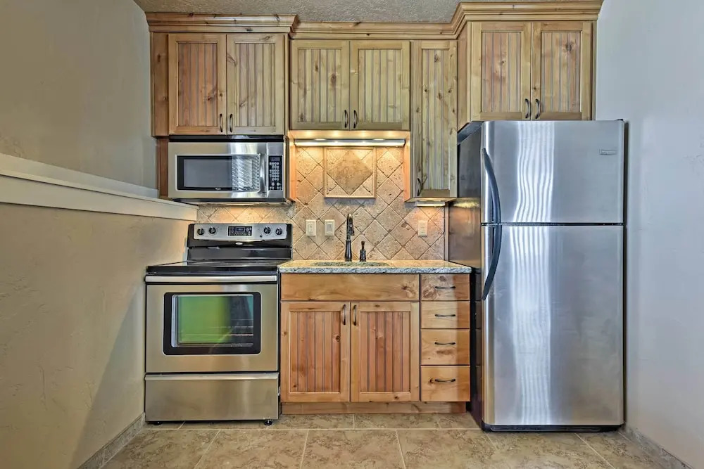 Cabin w/ Beach Access, Sport Court, Hot Tub & View
