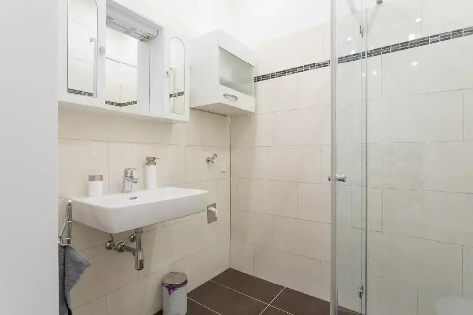 Bright Red Heart Apartment in Leopoldstadt