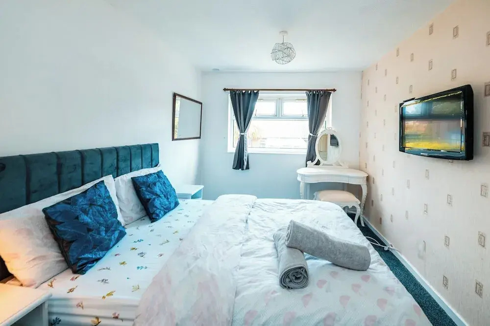3-bed City Retreat - Sleeps 8, Garden & Parking