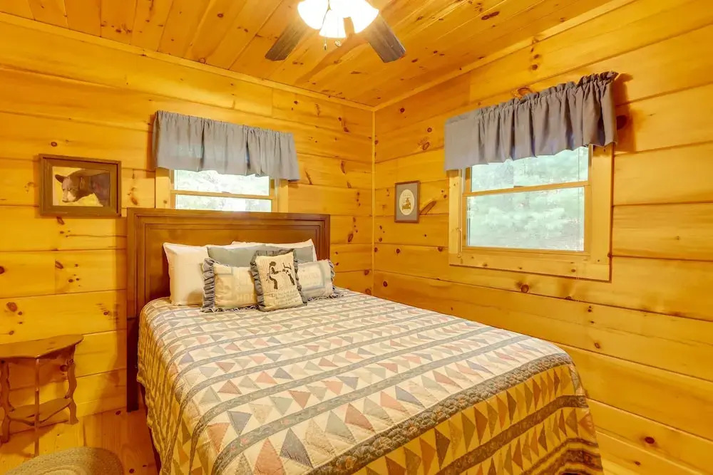 On Fightingtown Creek: Forested Mccaysville Cabin!