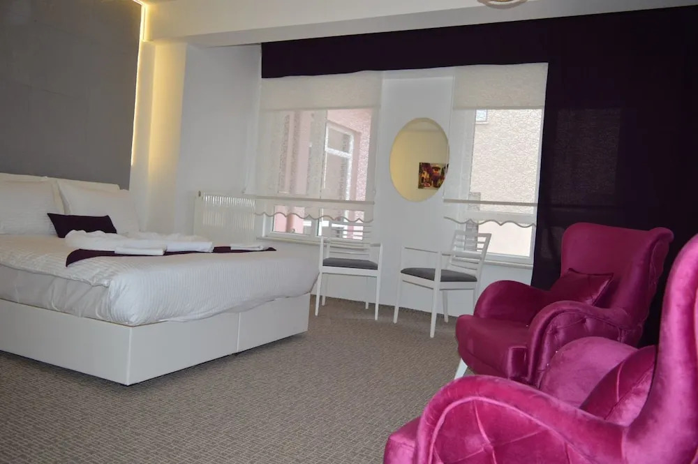 White Suite & Apartments