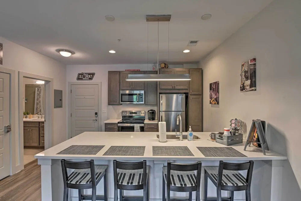 Modern Nashville Condo: 7 Mi to Downtown!