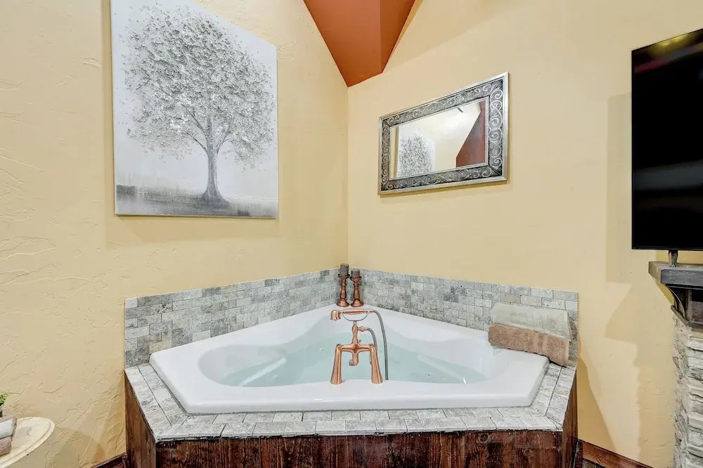 Blissful Broken Bow Studio: Fire Pit & Jacuzzi Tub