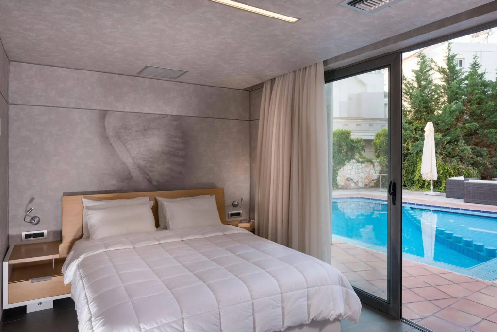 Icarus Hotel