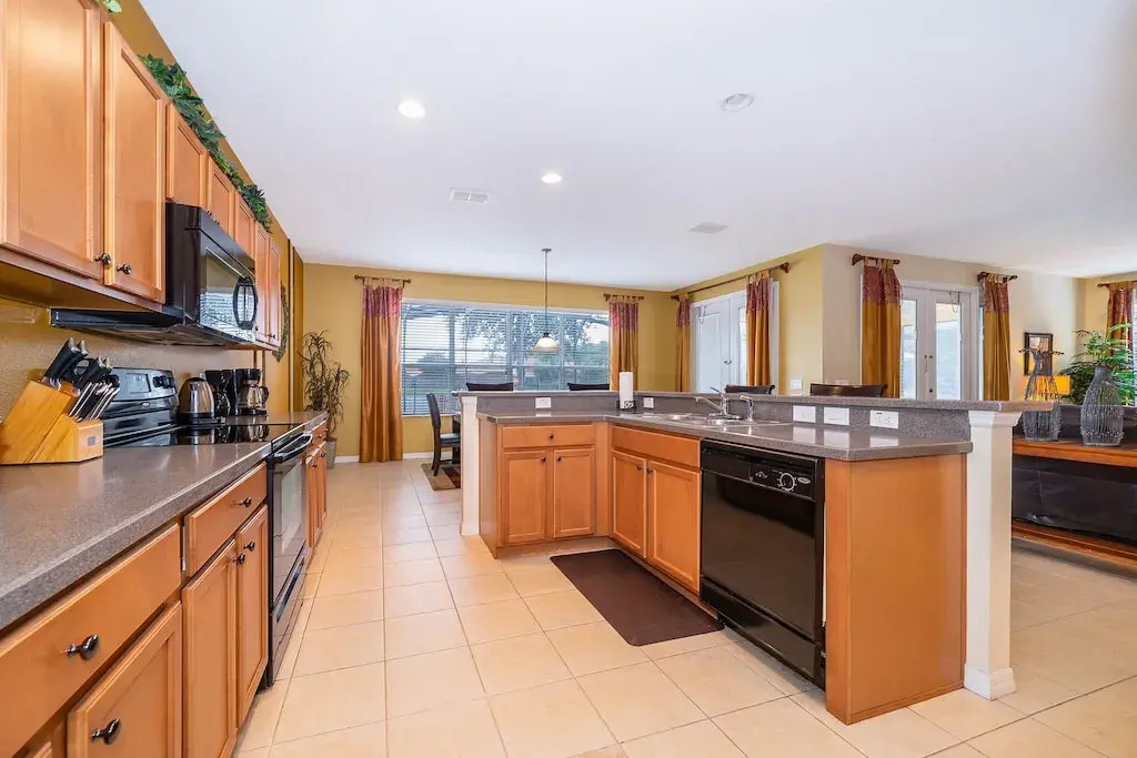 Luxury 6 Bed Villa with Lake View close to Disney, Kissimmee, US