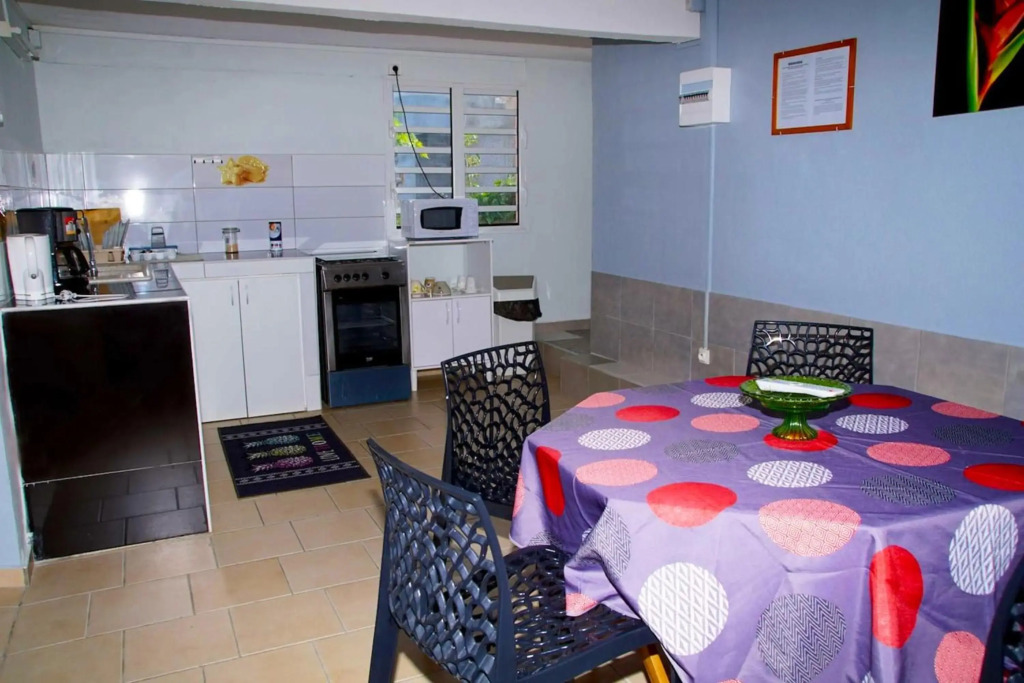 Appartement de 2 chambres a Le Moule a 800 m de la plage avec piscine partagee et jardin closa