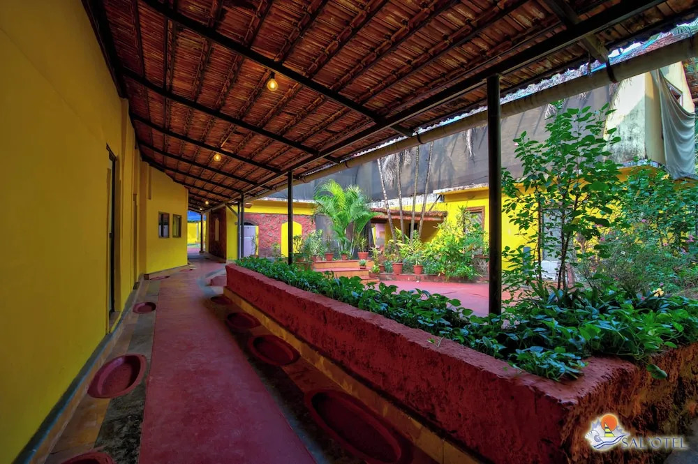 Salotel- near Mae De Deus Church