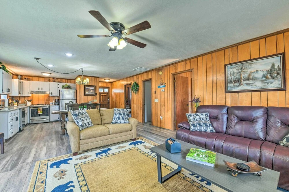 Cozy Maggie Valley Cabin, 1 Mi to Tube World!
